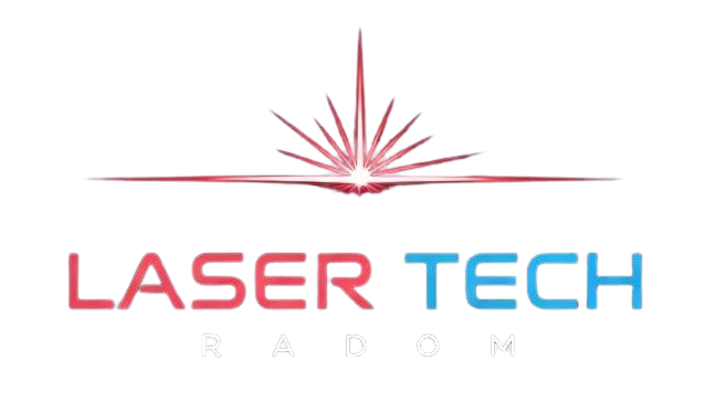 Logo firmy "LASER TECH RADOM" na ciemnoszarym tle. Nad tekstem znajduje się czerwony symbol graficzny, przedstawiający jasny punkt z promieniami lasera, rozchodzącymi się na boki. Tekst "LASER" jest w kolorze czerwonym, a "TECH" w niebieskim, natomiast "RADOM" jest mniejszy, w kolorze białym.