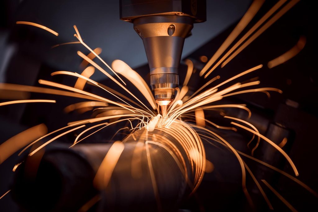 Logo firmy "LASER TECH RADOM" na ciemnoszarym tle. Nad tekstem znajduje się czerwony symbol graficzny, przedstawiający jasny punkt z promieniami lasera, rozchodzącymi się na boki. Tekst "LASER" jest w kolorze czerwonym, a "TECH" w niebieskim, natomiast "RADOM" jest mniejszy, w kolorze białym.